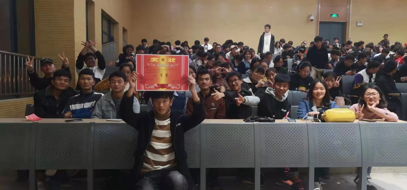 许多人在餐厅里中度可信度描述已自动生成 许多人在餐厅里中度可信度描述已自动生成