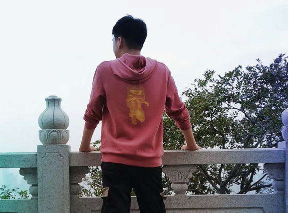 男人站在墙边中度可信度描述已自动生成 男人站在墙边中度可信度描述已自动生成