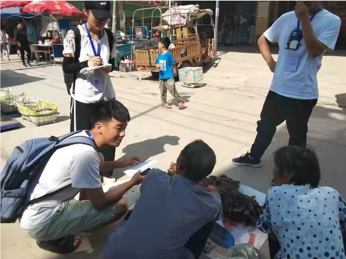 一群小孩正在玩耍中度可信度描述已自动生成 一群小孩正在玩耍中度可信度描述已自动生成